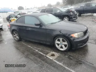 2011 BMW 1 Series 128i z VIN WBAUP9C56BVL89657, wystawiony jako Copart lot #45222005 z przebiegiem 164 686 mil mil oraz Szkody całkowita. Historia ofert i sprzedaży dostępna na DreamBid. Obrazek 4.