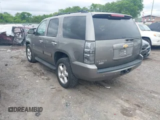 2012 Chevrolet Tahoe LT z VIN 1GNSCBE08CR136971, wystawiony jako IAAI lot #42211242 z przebiegiem 214 910 mil mil oraz . Historia ofert i sprzedaży dostępna na DreamBid. Obrazek 3.