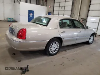 2005 Lincoln Town Car Signature z VIN 1LNHM81W55Y670818, wystawiony jako Copart lot #53279985 z przebiegiem 95 939 mil mil oraz Szkoda całkowita • Salvage title. Historia ofert i sprzedaży dostępna na DreamBid. Obrazek 3.