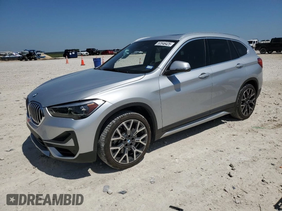 2021 BMW X1 sDrive28i z VIN WBXJG7C04M5T32801, wystawiony jako Copart lot #52046425 z przebiegiem 45 584 mil mil oraz Szkody całkowita. Historia ofert i sprzedaży dostępna na DreamBid. Obrazek 1.