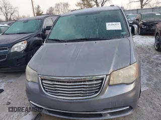 2014 Chrysler Town & Country Touring z VIN 2C4RC1BG2ER131605, wystawiony jako IAAI lot #41406423 z przebiegiem 167 567 mil mil oraz . Historia ofert i sprzedaży dostępna na DreamBid. Obrazek 12.