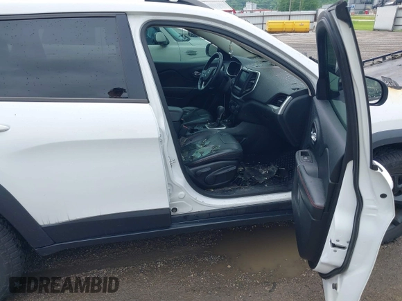 2016 Jeep Cherokee Trailhawk with VIN 1C4PJMBS6GW210756, listed as a IAAI auction lot 42423757 with Not provided miles and . Bid and sale history available at DreamBid. Image 5.