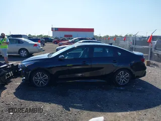 2024 Kia Forte GT-Line z VIN 3KPF54AD9RE794408, wystawiony jako IAAI lot #41987901 z przebiegiem 13 157 mil mil oraz . Historia ofert i sprzedaży dostępna na DreamBid. Obrazek 14.