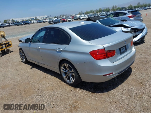 2014 BMW 3 Series 328i z VIN WBA3C1C54EK113086, wystawiony jako IAAI lot #42339836 z przebiegiem 68 259 mil mil oraz . Historia ofert i sprzedaży dostępna na DreamBid. Obrazek 3.