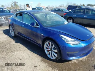 2018 Tesla Model 3 Long Range Battery z VIN 5YJ3E1EB5JF180030, wystawiony jako IAAI lot #41897617 z przebiegiem 89 557 mil mil oraz . Historia ofert i sprzedaży dostępna na DreamBid. Obrazek 1.