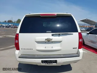 2008 Chevrolet Suburban LTZ with VIN 1GNFC16058R198040, listed as a IAAI auction lot 41421238 with 215,591 mi miles. Bid and sale history available at carsss.com. Image 16.