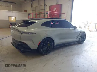 2023 Aston Martin DBX 707 z VIN SD7VUJBW2PTV05712, wystawiony jako IAAI lot #40673188 z przebiegiem 4702 mil mil oraz . Historia ofert i sprzedaży dostępna na DreamBid. Obrazek 4.