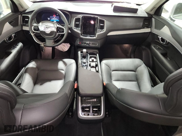 2025 Volvo XC90 Core z VIN YV4M12PJ9S1335325, wystawiony jako Copart lot #59616245 z przebiegiem 13 776 mil mil oraz Czysty tytuł • Clean title. Historia ofert i sprzedaży dostępna na DreamBid. Obrazek 8.