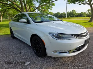 2015 Chrysler 200 C z VIN 1C3CCCEG1FN644523, wystawiony jako Copart lot #57359845 z przebiegiem 105 181 mil mil oraz Tytuł czysty. Historia ofert i sprzedaży dostępna na DreamBid. Obrazek 1.