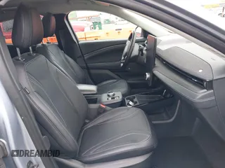 2022 Ford Mustang Mach-E Premium z VIN 3FMTK3SU4NMA04044, wystawiony jako IAAI lot #41839957 z przebiegiem 55 300 mil mil oraz . Historia ofert i sprzedaży dostępna na DreamBid. Obrazek 5.