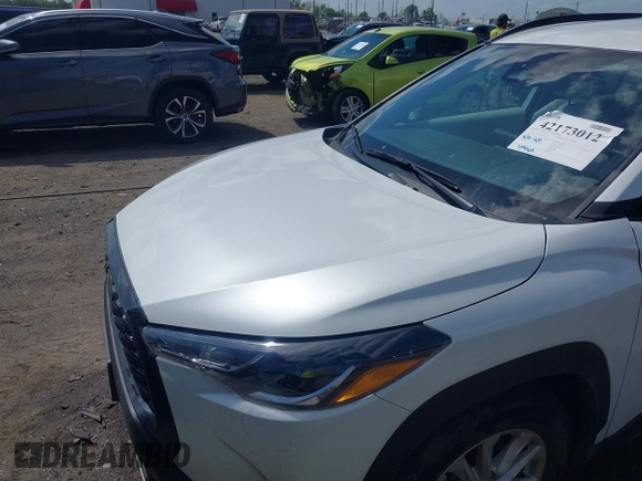 2023 Toyota Corolla Cross LE z VIN 7MUCAAAG5PV061045, wystawiony jako IAAI lot #42173012 z przebiegiem 54 464 mil mil oraz . Historia ofert i sprzedaży dostępna na DreamBid. Obrazek 6.