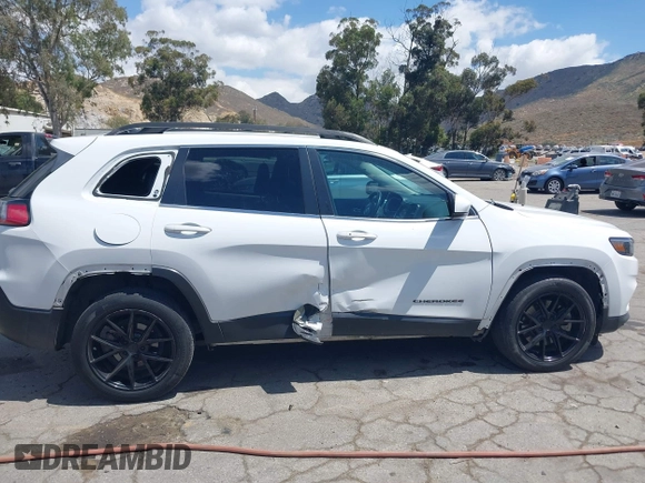 2020 Jeep Cherokee Latitude Plus z VIN 1C4PJLLB5LD625047, wystawiony jako IAAI lot #42246428 z przebiegiem 69 625 mil mil oraz . Historia ofert i sprzedaży dostępna na DreamBid. Obrazek 13.