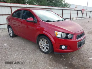 2016 Chevrolet Sonic LT z VIN 1G1JC5SH6G4178177, wystawiony jako IAAI lot #42585142 z przebiegiem 100 878 mil mil oraz . Historia ofert i sprzedaży dostępna na DreamBid. Obrazek 1.
