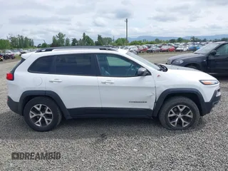 2017 Jeep Cherokee Trailhawk L Plus z VIN 1C4PJMBS2HD218558, wystawiony jako IAAI lot #42239283 z przebiegiem 147 838 mil mil oraz . Historia ofert i sprzedaży dostępna na DreamBid. Obrazek 13.
