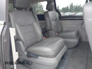 2011 Volkswagen Routan z VIN 2V4RW6DG5BR738696, wystawiony jako IAAI lot #42513978 z przebiegiem 180 933 mil mil oraz . Historia ofert i sprzedaży dostępna na DreamBid. Obrazek 8.