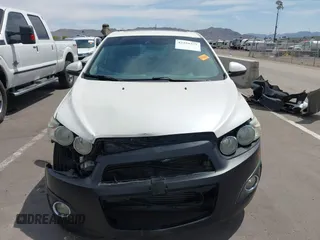 2015 Chevrolet Sonic LTZ z VIN 1G1JE6SB1F4164892, wystawiony jako IAAI lot #42359377 z przebiegiem 104 248 mil mil oraz . Historia ofert i sprzedaży dostępna na DreamBid. Obrazek 12.