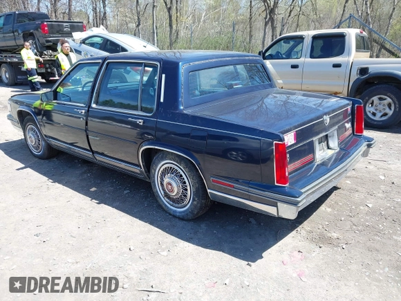 1988 Cadillac Fleetwood z VIN 1G6CB5153J4265796, wystawiony jako IAAI lot #42129869 z przebiegiem 63 756 mil mil oraz . Historia ofert i sprzedaży dostępna na DreamBid. Obrazek 3.