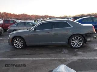 2018 Chrysler 300 Touring z VIN 2C3CCAAG4JH316993, wystawiony jako IAAI lot #41323733 z przebiegiem 59 595 mil mil oraz . Historia ofert i sprzedaży dostępna na DreamBid. Obrazek 14.