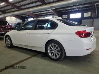 2017 BMW 3 Series 320i xDrive z VIN WBA8E5G50HNU41500, wystawiony jako Copart lot #61642765 z przebiegiem 156 574 mil mil oraz Czysty tytuł • Clean title. Historia ofert i sprzedaży dostępna na DreamBid. Obrazek 2.