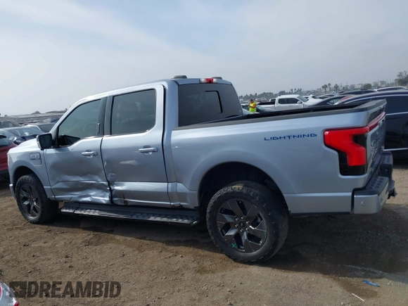 2022 Ford F-150 Lightning Pro z VIN 1FTVW1EL0NWG16234, wystawiony jako IAAI lot #41220079 z przebiegiem 40 541 mil mil oraz . Historia ofert i sprzedaży dostępna na DreamBid. Obrazek 14.