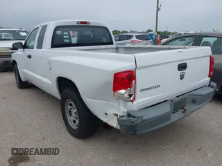 2007 Dodge Dakota ST z VIN 1D7HE22K57S173211, wystawiony jako IAAI lot #41917318 z przebiegiem 214 830 mil mil oraz . Historia ofert i sprzedaży dostępna na DreamBid. Obrazek 3.