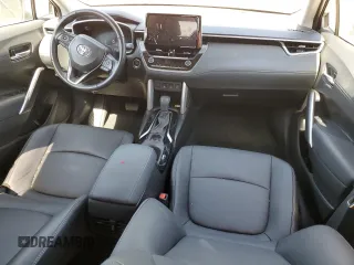 2023 Toyota Corolla Cross XLE z VIN 7MUDAAAG0PV063242, wystawiony jako Copart lot #52511585 z przebiegiem 10 695 mil mil oraz Szkody całkowita. Historia ofert i sprzedaży dostępna na DreamBid. Obrazek 8.
