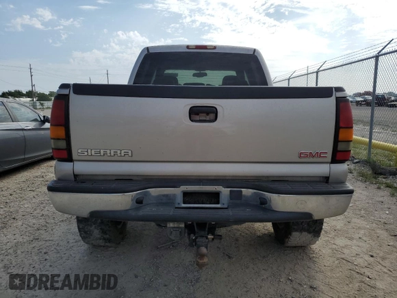 2004 GMC Sierra 1500 SLT z VIN 2GTEK13T241405721, wystawiony jako Copart lot #54399704 z przebiegiem 165 512 mil mil oraz Czysty tytuł • Clean title. Historia ofert i sprzedaży dostępna na DreamBid. Obrazek 6.