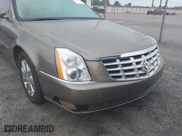 2011 Cadillac DTS Luxury Collection z VIN 1G6KD5E68BU128508, wystawiony jako IAAI lot #42103418 z przebiegiem 121 654 mil mil oraz . Historia ofert i sprzedaży dostępna na DreamBid. Obrazek 6.