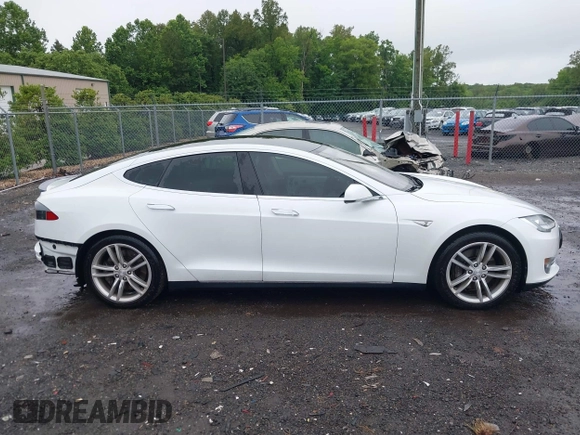 2013 Tesla Model S Performance z VIN 5YJSA1CP9DFP20778, wystawiony jako IAAI lot #42511532 z przebiegiem Nie podano mil oraz . Historia ofert i sprzedaży dostępna na DreamBid. Obrazek 14.