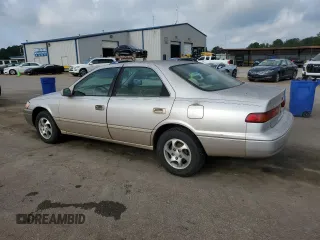1997 Toyota Camry LE z VIN 4T1BG22K6VU815524, wystawiony jako Copart lot #57466415 z przebiegiem Nie podano mil oraz Szkoda całkowita • Salvage title. Historia ofert i sprzedaży dostępna na DreamBid. Obrazek 2.