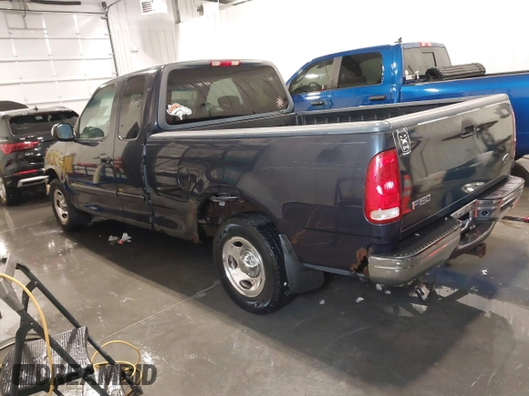 2001 Ford F-150 XL z VIN 1FTRX17L61NB44147, wystawiony jako IAAI lot #41464804 z przebiegiem 130 860 mil mil oraz . Historia ofert i sprzedaży dostępna na DreamBid. Obrazek 3.