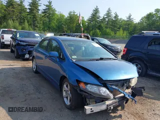2008 Honda Civic LX z VIN 1HGFA16588L045778, wystawiony jako IAAI lot #42422102 z przebiegiem 232 473 mil mil oraz . Historia ofert i sprzedaży dostępna na DreamBid. Obrazek 1.