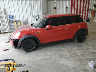 2015 MINI Hardtop z VIN WMWXM5C57F3A60999, wystawiony jako Copart lot #57626235 z przebiegiem 130 723 mil mil oraz Nie do naprawy • Non repairable. Historia ofert i sprzedaży dostępna na DreamBid. Obrazek 1.