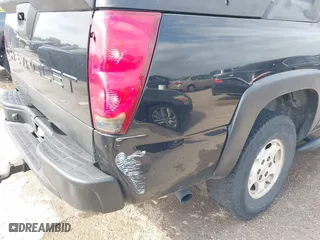 2006 Chevrolet Avalanche LT with VIN 3GNEC12Z06G111156, listed as a IAAI auction lot 41960742 with 258,380 mi miles. Bid and sale history available at carsss.com. Image 12.