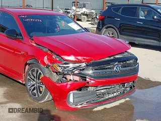 2024 Volkswagen Jetta Sport z VIN 3VWAM7BU7RM080664, wystawiony jako IAAI lot #41974493 z przebiegiem 14 254 mil mil oraz . Historia ofert i sprzedaży dostępna na DreamBid. Obrazek 6.