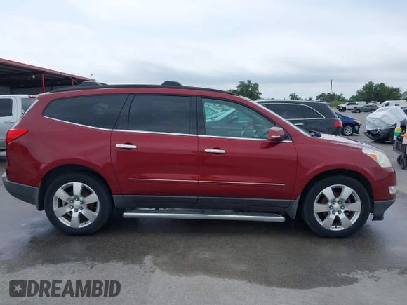 2011 Chevrolet Traverse LTZ z VIN 1GNKRLED6BJ142238, wystawiony jako IAAI lot #42183153 z przebiegiem 149 483 mil mil oraz . Historia ofert i sprzedaży dostępna na DreamBid. Obrazek 13.