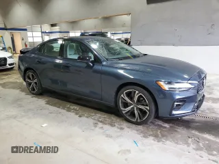 2024 Volvo S60 Plus Dark Theme z VIN 7JRL12FL7RG314435, wystawiony jako Copart lot #52197045 z przebiegiem 6 664 mil mil oraz Szkoda całkowita • Salvage title. Historia ofert i sprzedaży dostępna na DreamBid. Obrazek 4.