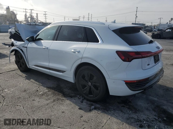2024 Audi Q8 e-tron Premium Plus z VIN WA15AAGE5RB007032, wystawiony jako Copart lot #86919704 z przebiegiem Nie podano mil oraz Szkoda całkowita • Salvage title. Historia ofert i sprzedaży dostępna na DreamBid. Obrazek 2.
