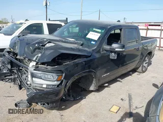 2021 Ram 1500 Laramie z VIN 1C6SRFJT4MN799792, wystawiony jako IAAI lot #41838329 z przebiegiem 106 968 mil mil oraz . Historia ofert i sprzedaży dostępna na DreamBid. Obrazek 2.