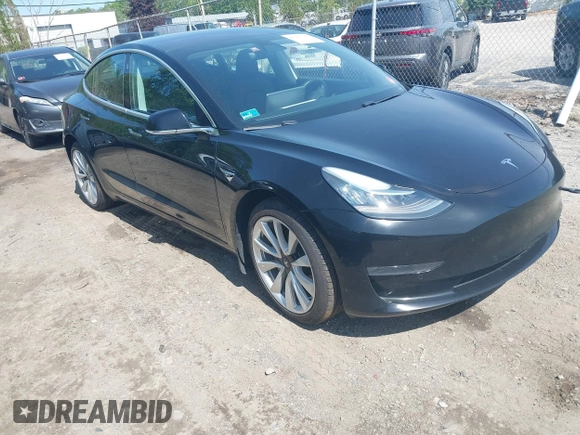 2018 Tesla Model 3 Long Range Battery z VIN 5YJ3E1EB9JF086703, wystawiony jako IAAI lot #42290193 z przebiegiem 46 255 mil mil oraz . Historia ofert i sprzedaży dostępna na DreamBid. Obrazek 1.