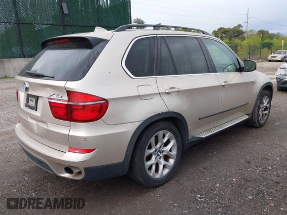 2013 BMW X5 xDrive35i z VIN 5UXZV4C58DL993516, wystawiony jako IAAI lot #42192619 z przebiegiem 153 840 mil mil oraz . Historia ofert i sprzedaży dostępna na DreamBid. Obrazek 4.