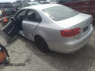 2014 Volkswagen Jetta S z VIN 3VW2K7AJXEM355536, wystawiony jako IAAI lot #37320896 z przebiegiem 129 450 mil mil oraz . Historia ofert i sprzedaży dostępna na DreamBid. Obrazek 3.