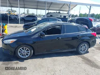 2018 Ford Focus SE z VIN 1FADP3FE9JL303933, wystawiony jako IAAI lot #42530171 z przebiegiem Nie podano mil oraz . Historia ofert i sprzedaży dostępna na DreamBid. Obrazek 13.