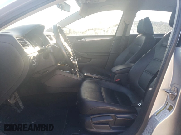 2015 Volkswagen Jetta SE z VIN 3VWD07AJ4FM229656, wystawiony jako Copart lot #49211565 z przebiegiem 96 173 mil mil oraz Szkoda całkowita • Salvage title. Historia ofert i sprzedaży dostępna na DreamBid. Obrazek 7.