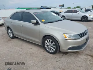 2013 Volkswagen Jetta SE z VIN 3VWDX7AJ2DM296040, wystawiony jako IAAI lot #42322512 z przebiegiem 136 599 mil mil oraz . Historia ofert i sprzedaży dostępna na DreamBid. Obrazek 1.