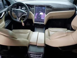 2016 Tesla Model X 70D z VIN 5YJXCAE2XGF003344, wystawiony jako Copart lot #53123305 z przebiegiem 126 052 mil mil oraz Szkody całkowita. Historia ofert i sprzedaży dostępna na DreamBid. Obrazek 8.