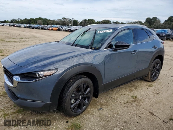2024 Mazda CX-30 Premium z VIN 3MVDMBDY5RM616352, wystawiony jako Copart lot #68625774 z przebiegiem Nie podano mil oraz Szkody całkowita. Historia ofert i sprzedaży dostępna na DreamBid. Obrazek 1.