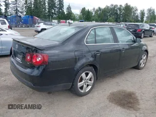 2008 Volkswagen Jetta SE z VIN 3VWRM71K98M091991, wystawiony jako IAAI lot #42550309 z przebiegiem 136 264 mil mil oraz . Historia ofert i sprzedaży dostępna na DreamBid. Obrazek 4.