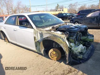 2014 Chrysler 300 S z VIN 2C3CCAGG8EH381858, wystawiony jako IAAI lot #41899172 z przebiegiem Nie podano mil oraz . Historia ofert i sprzedaży dostępna na DreamBid. Obrazek 1.