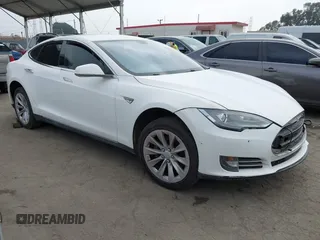 2014 Tesla Model S 60 z VIN 5YJSA1H16EFP32585, wystawiony jako IAAI lot #42488527 z przebiegiem Nie podano mil oraz . Historia ofert i sprzedaży dostępna na DreamBid. Obrazek 1.